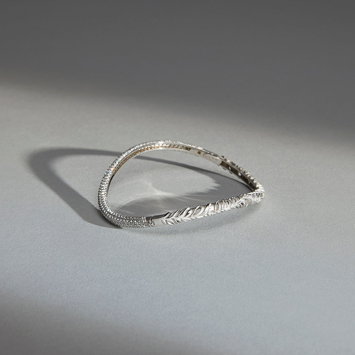 Diamond bangle | 18K Gold