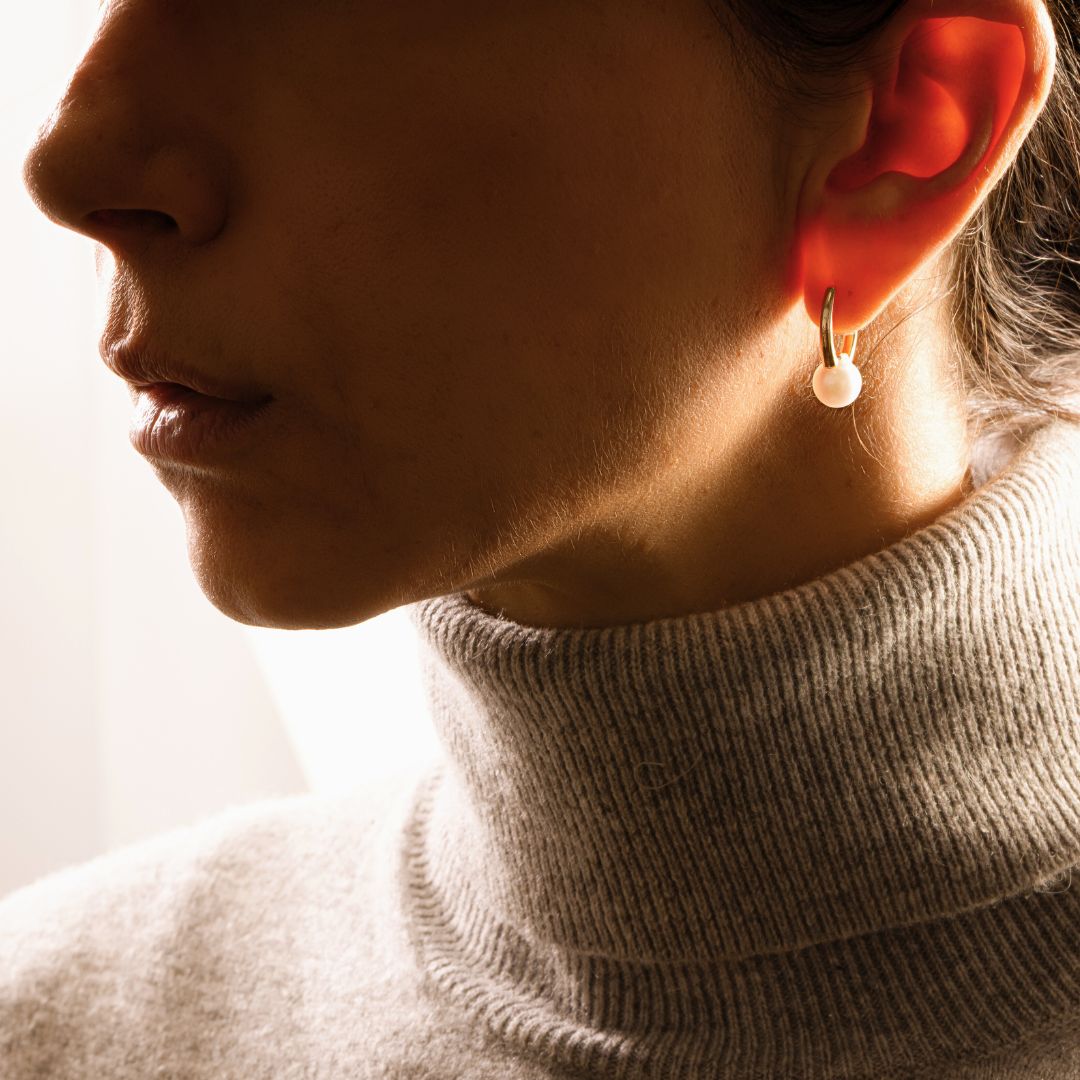 Boucles d'oreilles créoles Huggie en perles Akoya | Or 14 carats