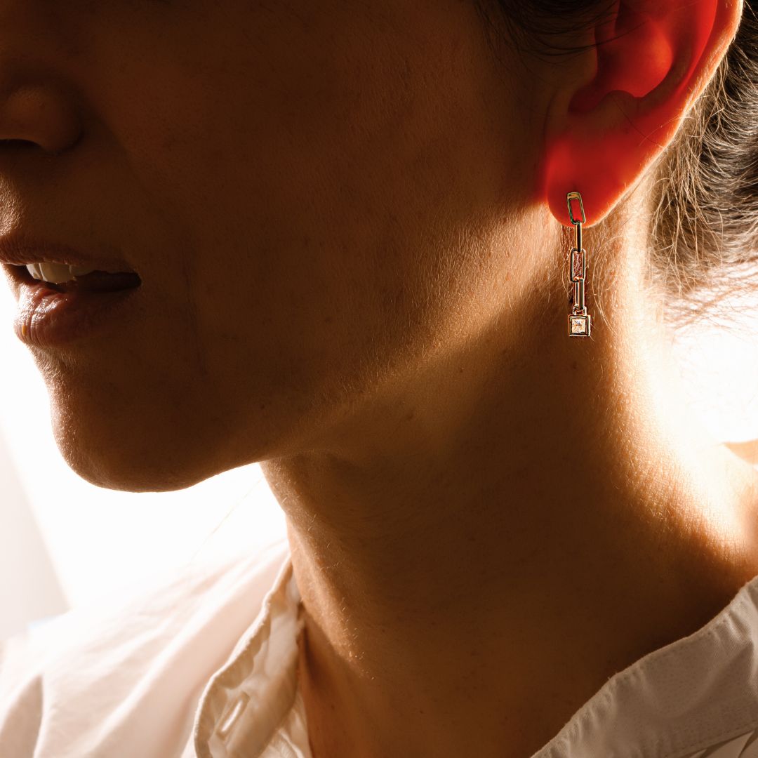 Boucles d'oreilles pendantes en forme de trombone serties de diamants | Or 18 carats