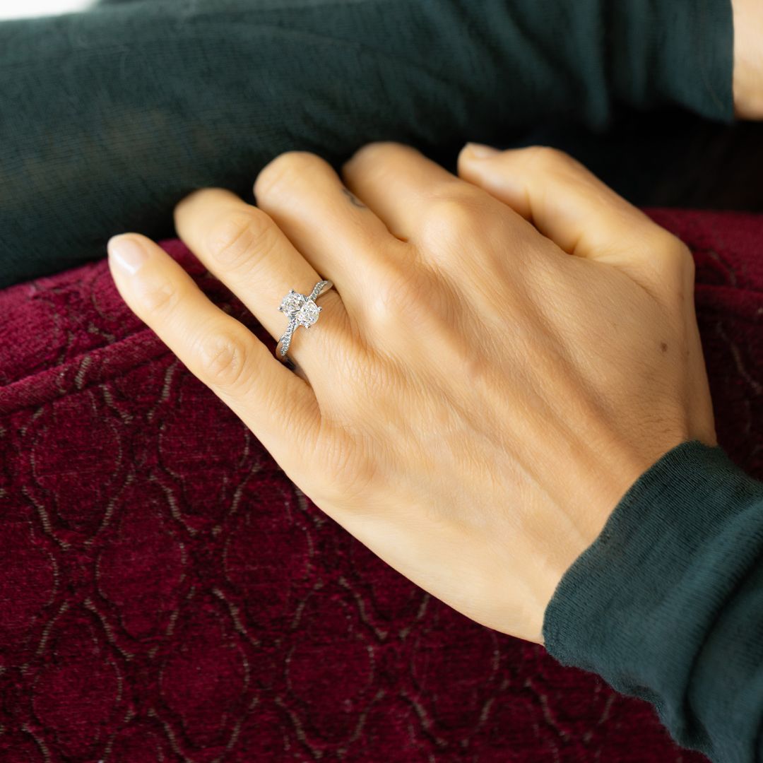 Oval brilliant solitaire with diamond pavé engagement ring | 14K Gold